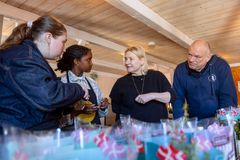 Judith Kyst, direktør for Madkulturen, og Anders René Jensen, kommerciel direktør i REMA 1000, var begejstrede over elevernes præstationer.