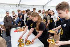 Eleverne fik deres retter bedømt af madkundskabslærerstuderende fra Professionsskolen Absalon og Via University College.