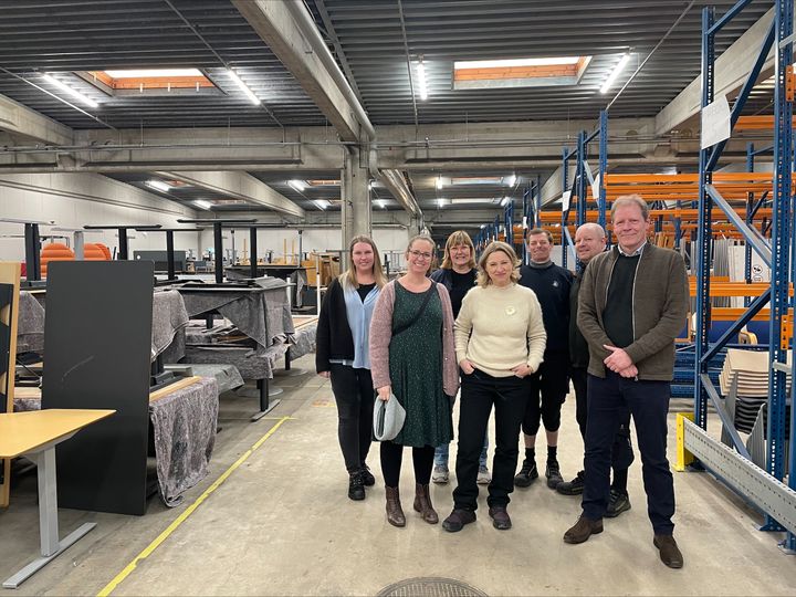 Københavns overborgmester Sophie Hæstorp Andersen (i midten)  har allerede været på besøg for at se, hvordan det nye genbrugslager fungerer i praksis.