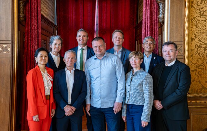 Øverste række fra venstre: socialborgmester Karina Vestergård Madsen, børne- og ungdomsborgmester Jakob Næsager, beskæftigelses- og integrationsborgmester Jens-Kristian Lütken og bestyrelsesmedlem i DIF Kenneth Plummer. Nederste række fra venstre: Kultur- og fritidsborgmester Mia Nyegaard, formand for DIF Hans Natorp, overborgmester Lars Weiss, formand for DGI Charlotte Bach Thomassen og formand for DGI Storkøbenhavn Peder Nedergaard. FOTO: Københavns Kommune.