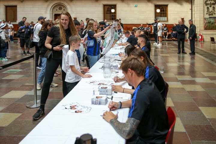 Der blev uddelt autografer på rådhuset i 2023, da FCK også dengang vandt Superligaen.