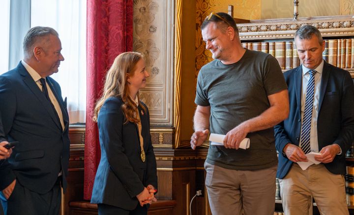 Overborgmester Lars Weiss ønsker Louise tillykke med sin guldsejr i Magistratsalen. Foto: Morten Viberg-Holde