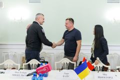 Kyivs borgmester Vitali Klitschko og Københavns overborgmester Lars Weiss giver hånd.