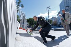 Kyivs borgmester Vitali Klitschko lægger blomster ved Kyivs monument for krigshelte. Foto: Kyiv City State Administration.