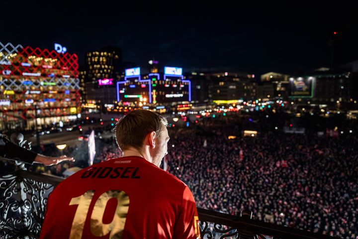 Sidste år blev Mathias Gidsel og håndboldherrerne også fejret fra balkonen, da de vandt VM for fjerde gang i streg.