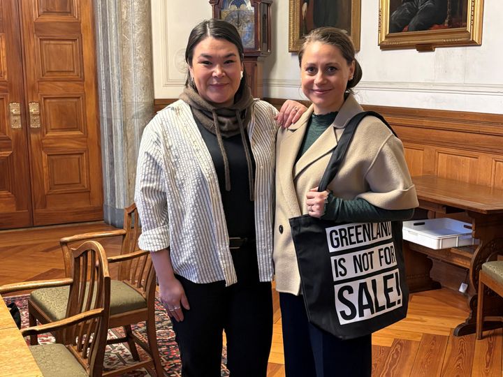 Til mødet på Københavns Rådhus modtog overborgmester Sisse Marie Welling et stofnet fra Avaaraq Olsen, borgmesteren i Grønlands hovedstadskommune, Kommuneqarfik Sermersooq. Foto: Københavns Kommune.