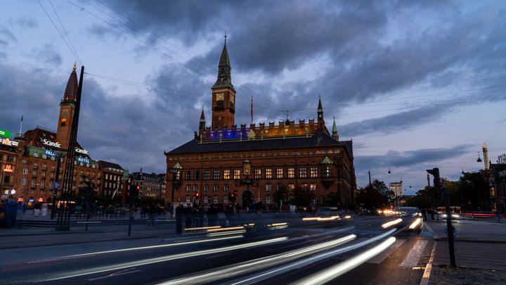Københavns Rådhus oplyst i Ukraines nationalfarver i forbindelse med årsdagen for Ruslands invasion af Ukraine. Foto: Københavns Kommune