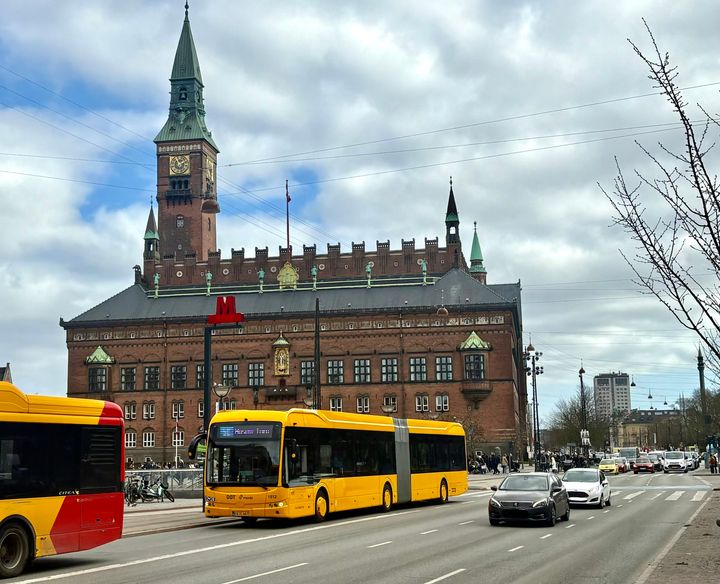 Billede af elektrisk bus foran Københavns Rådhus.