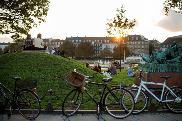 Nørrebrogade, som starter ved Dronning Louises Bro, er en af de gader, som nu får et løft. Foto: @corwin.sk/Visit Copenhagen