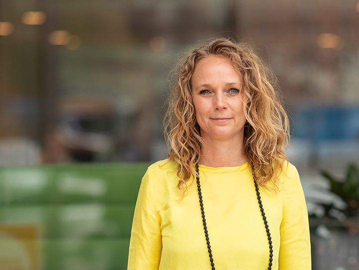 - Hvis vi blander alt sammen i én skraldespand, forringer vi kvaliteten af den genanvendte plast og dermed også mulighederne for at bruge den igen, siger miljøpolitisk chef i Plastindustrien, Christina Busk.