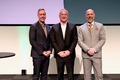 Efter 12 år som formand for Plastindustrien gav Søren Ulstrup (i midten) torsdag staffetten videre til Michael Bayer Thomsen (tv.), LYNDDAHL. Foto: Pelle Rink.