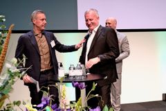 Michael Bayer Thomsen (tv), adm. direktør i LYNDDAHL er ny formand for Plastindustrien. Søren Ulstrup, SP Group, takkede torsdag af efter 12 år på posten. Foto: Pelle Rink.