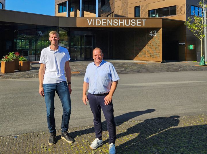 Finn Nielsen Christen (th) og Jens Bill ved Videnshuset i Sønderborg.