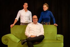 Torben Brabo, ærespræsident i Gas Infrastructure Europe og mangeårig direktør i Energinet, i ’Den Grønne Sofa’, flankeret af podcast-værterne Jens Priergaard Nielsen & Maja Dalgaard Pøhler.