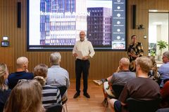 Carsten Toft Boesen og Pernille Blach hansen byder velkommen i AKSON til ansatte.