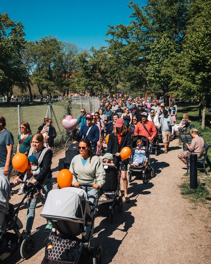 Hundredevis gik for verdens mødre til Barnevognsmarchen 2024 i fem danske byer. I år går marchen i ti byer. Foto: Sex & Samfund