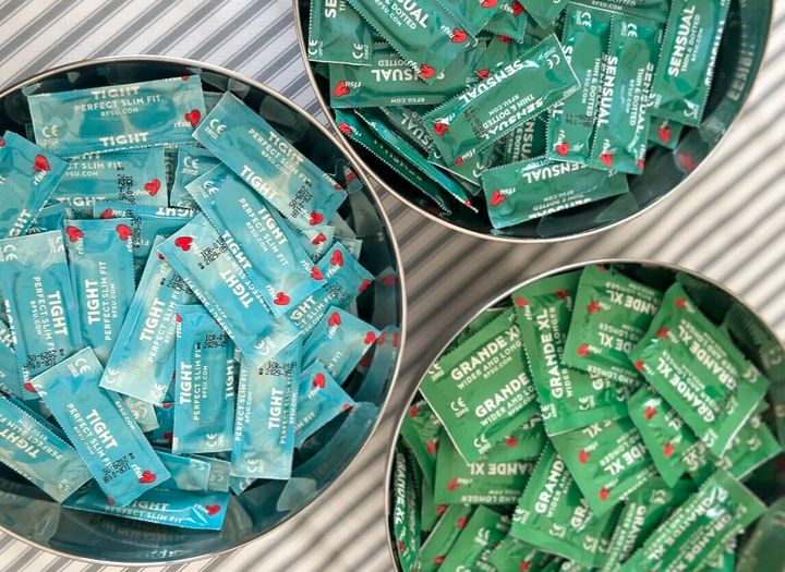 Sex & Samfund forventer at dele flere tusinde kondomer ud på sommerens festivaler, hvor organisationen er til stede og taler tryg og sikker sex med de unge. Foto: Sex & Samfund