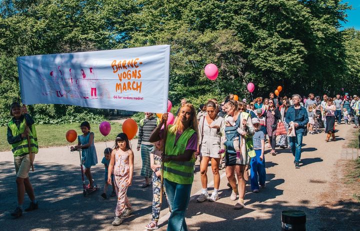 Tusind danskere i ti byer gik for verdens mødre til Barnevognsmarchen 2025. I år går marchen i 15 byer. Foto: Sex & Samfund