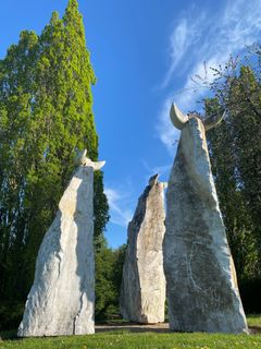 Marmorskulpturen Bulls af Kemal Tufan. Den blev skabt på stedet under oprettelse af Farum Skulpturpark