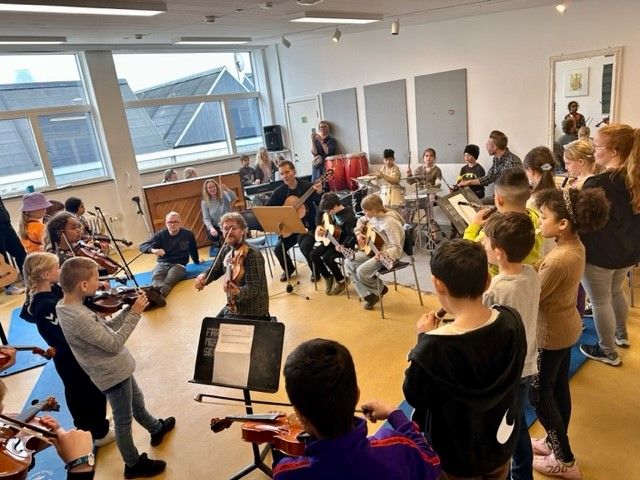 I foråret 2023 var 12 heldige 3. klasser fra Furesøs folkeskoler på besøg til den årlige Instrument-stafet på Furesø Musikskole.
