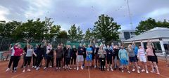 Farum Tennis Klub fik i 2022 midler til at afholde voksenintro for nye tennisspillere - med stor succes. Over 90 deltog, og over halvdelen har sidenhen meldt sig ind i klubben.