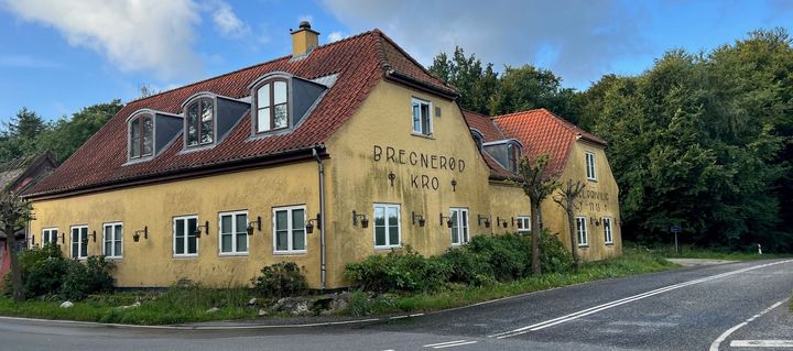 Lokalplansforslag om hotellejligheder i Bregnerød i høring indtil begyndelsen af april. Den gule rejsestald er et kulturhistorisk vartegn for Bregnerød og bevares.