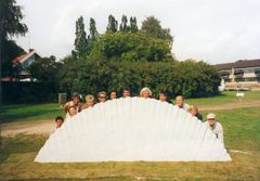 Kunstnere og assistenter ved Nicolas Bertoux’ skulptur Clair de Lune, august 1999