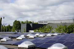 Solceller på taget af Stavnsholtskolen med Farum Arena i baggrunden
