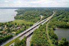 Luftfoto af Hillerødmotorvejen mellem Farum Sø og Furesøen