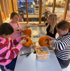 I oktober blev den første fællesspisning afholdt med halloween som tema. 34 unge i alderen 12-21 år og kokken Eline Lange tilberedte vegetariske græskarretter med friske råvarer fra det økologiske gartneri Godis Grønt.