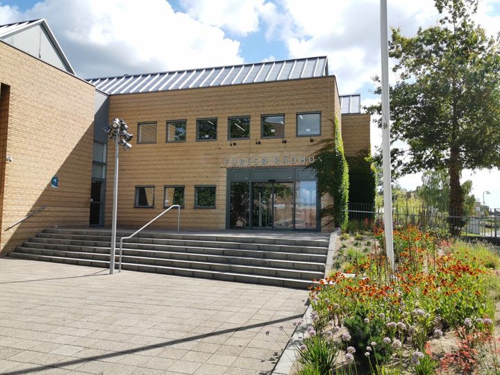 Regnskabet for Furesøs økonomi i 2024 viser et stort overskud. Overskuddet skyldes, at udgiftsbudgettet er holdt samt at der har været ekstraordinære engangsindtægter fra bl.a. grundskyld og ejendomsskat, færre renteomkostninger og udskudte anlægsprojekter. Der er således ikke tale om varige budgetforbedringer.