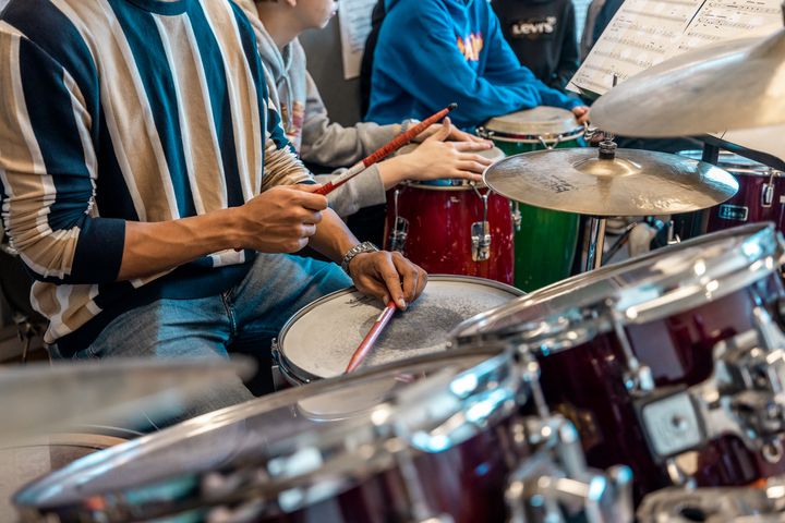Med et kulturpasforløb bliver 240 udsatte unge i ti kommuner inviteret ind i lokale fællesskaber med bl.a. musik, billedkunst og skrivekunst.