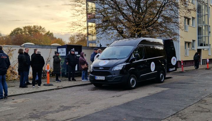 Valgbussen har stoppet ved fem stoppesteder indtil nu og oplevet stor lokal interesse for valgbussen.