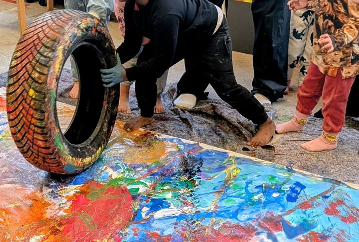 Der blev kastet med tennisbolde og kørt med bildæk hen over maling, da begejstrede børn (og voksne) deltog i kulturpakken Vildt Maleri af billedkunstner Henriette Brun.