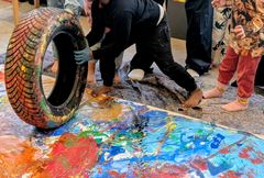 Der blev kastet med tennisbolde og kørt med bildæk hen over maling, da begejstrede børn (og voksne) deltog i kulturpakken Vildt Maleri af billedkunstner Henriette Brun.