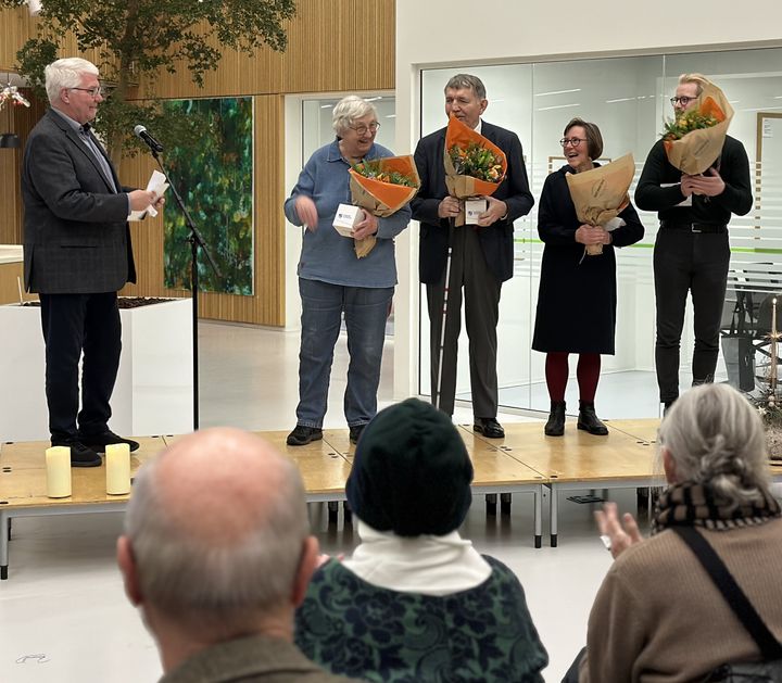 I 2023 uddelte Folkeoplysningsudvalget prisen som frivillig leder. Her ses formand Lars Køster Svendsen (tv) med de 4 nominerede. Modtager af prisen blev Bodil Grau Hansen fra Furesø Svømmeklub.