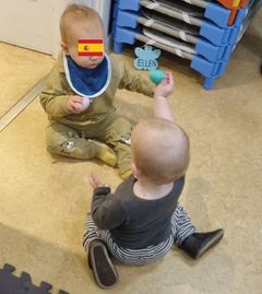 I vuggestuen har flere børn lært at tælle på spansk 1-2-3. Flere bruger det til samling, når der skal synges