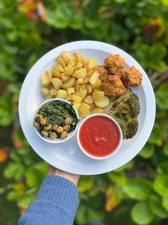 Børnene har fundet et lille tapas sted til frokosten Idag. Her valgte de patata bravas med en krydret tomat sovs, små mini deller, espinacas con garbanzos og bagt broccoli.