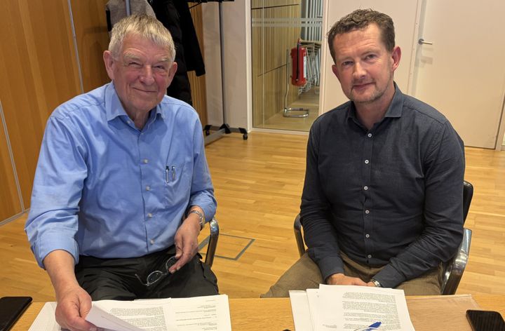 Folkeoplysningsudvalgets formand, Jacob Krarup (th.) og næstformand, Sven Krarup Nielsen (tv.) under udvalgsmødet 9. april 2026