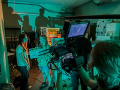 Et hold unge er i gang med optagelser til en gyserfilm under sommerferieaktiviteterne 2025.