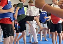 Der er taekwondo hold for flere alderstrin. Billedet er fra sommerferieaktiviteter 2025
