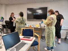 Kommunens egne fagpersoner med særlig ekspertise inden for de enkelte områder, fx udviklings- og kvalitetssygeplejersker, står for undervisningen i det nye fælles introforløb for ufaglærte.