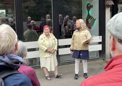 Pia fra Børne- og Ungeudvalget er en af hovedkræfterne bag årlige fester for beboerne i Farum Midtpunkt. Her ses hun sammen med Birgitte Kabel fra Furesø Museer.