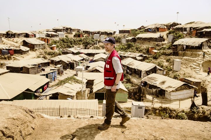 Hans Majestæt Kongen var med Røde Kors i Bangladesh i 2018, hvor besøget bl.a. gik til verdens største flygtningelejr, Cox's Bazar.