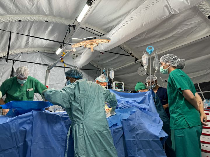 Operation på Røde Kors' felthospital i Rafah, Gaza.