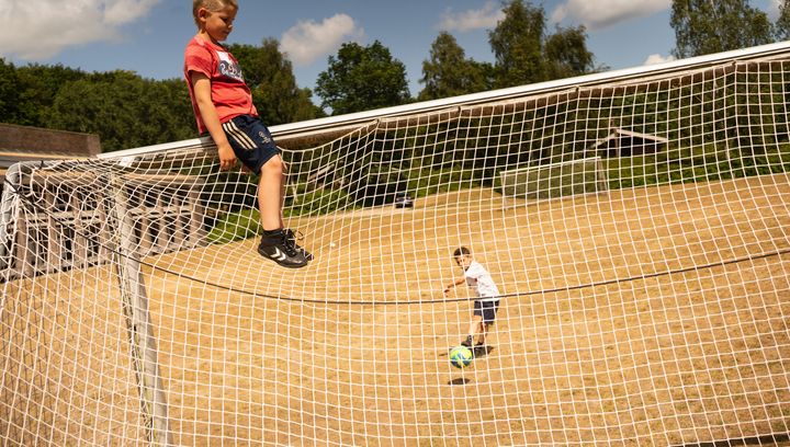 Røde Kors' ferielejre skaber rammer for fællesskab og oplevelser for familier, som ellers kan have svært ved at finde økonomi og overskud til at skabe ferieminder sammen.