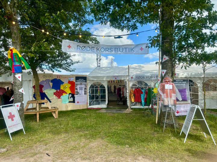 Røde Kors Roskildes pop up-butik er tilbage på Roskilde Festival – med farver, fest og genbrug for alle. Overskuddet går til nødhjælp og sociale projekter.