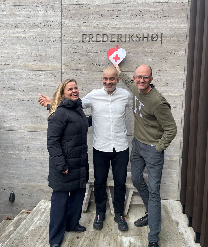 Røde Kors Aarhus’ sekretariatsleder, Henriette Andersen, sammen med chefkok og ejer Wassim Hallal, samt direktør og medejer af restaurant Frederikshøj, Jeppe Lund.