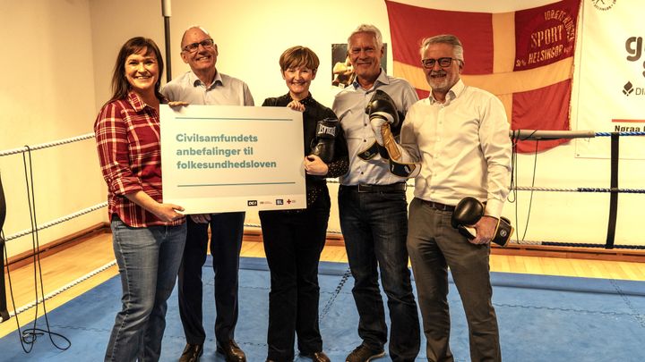 Indenrigs- og sundhedsminister Sophie Løhde fik overrakt civilsamfundets anbefalinger til folkesundhedsloven af generalsekretær i Røde Kors, Anders Ladekarl, landsformand i DGI, Charlotte Bach Thomassen, adm. direktør i Kræftens Bekæmpelse, Jesper Fisker, og adm. direktør i BL – Danmarks Almene Boliger, Bent Madsen.