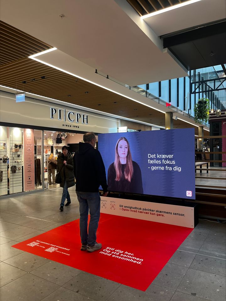 Røde Kors-kampagnen mod ensomhed kører i storcentre på Frederiksberg og i Lyngby, Randers og Aalborg de kommende uger. Her er det fra Lyngby.